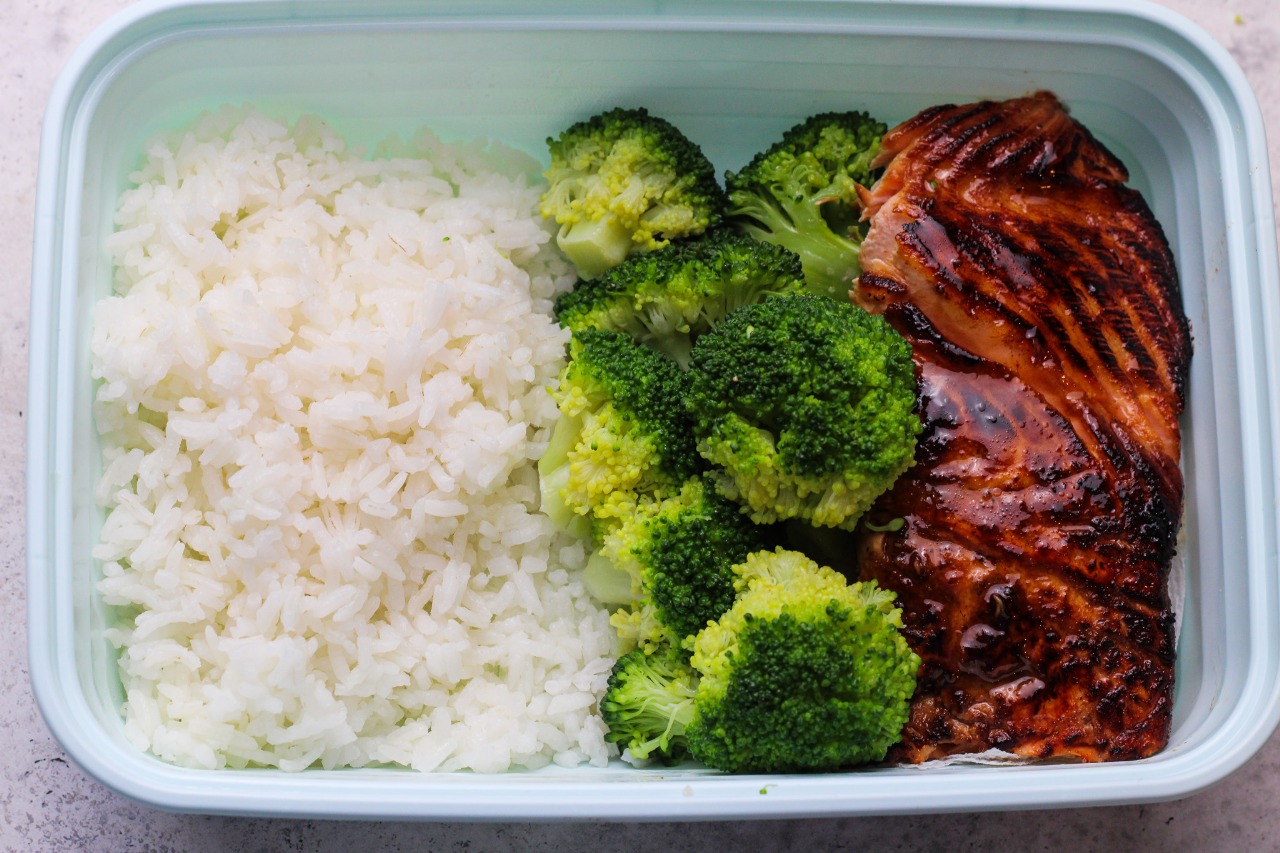 Honey glazed salmon, fresh broccoli and white rice